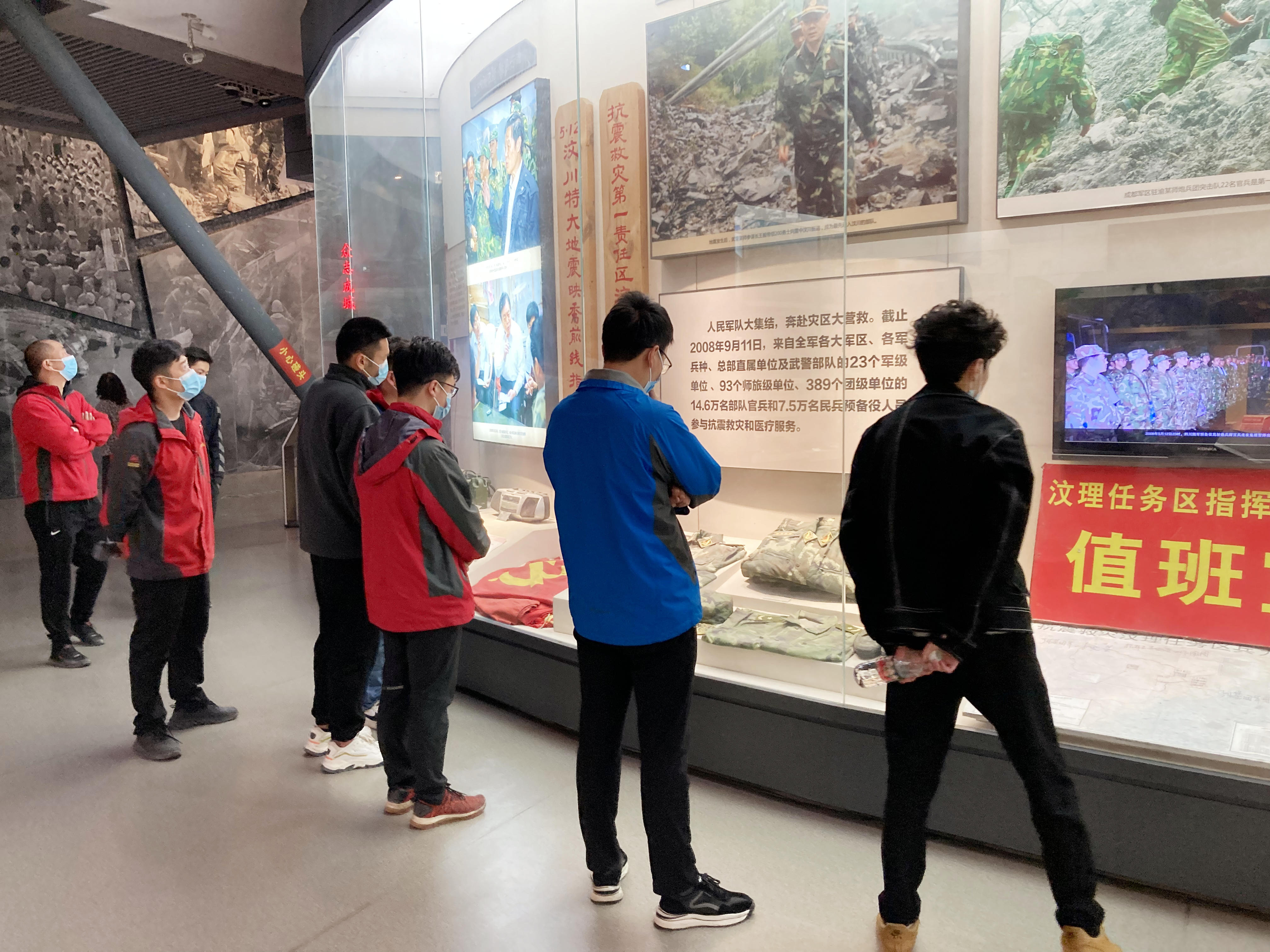 鮮花傳敬意，清風(fēng)寄哀思 ——都四軌道交通JC1項(xiàng)目部開展“清風(fēng)寄哀思”主題活動(dòng)